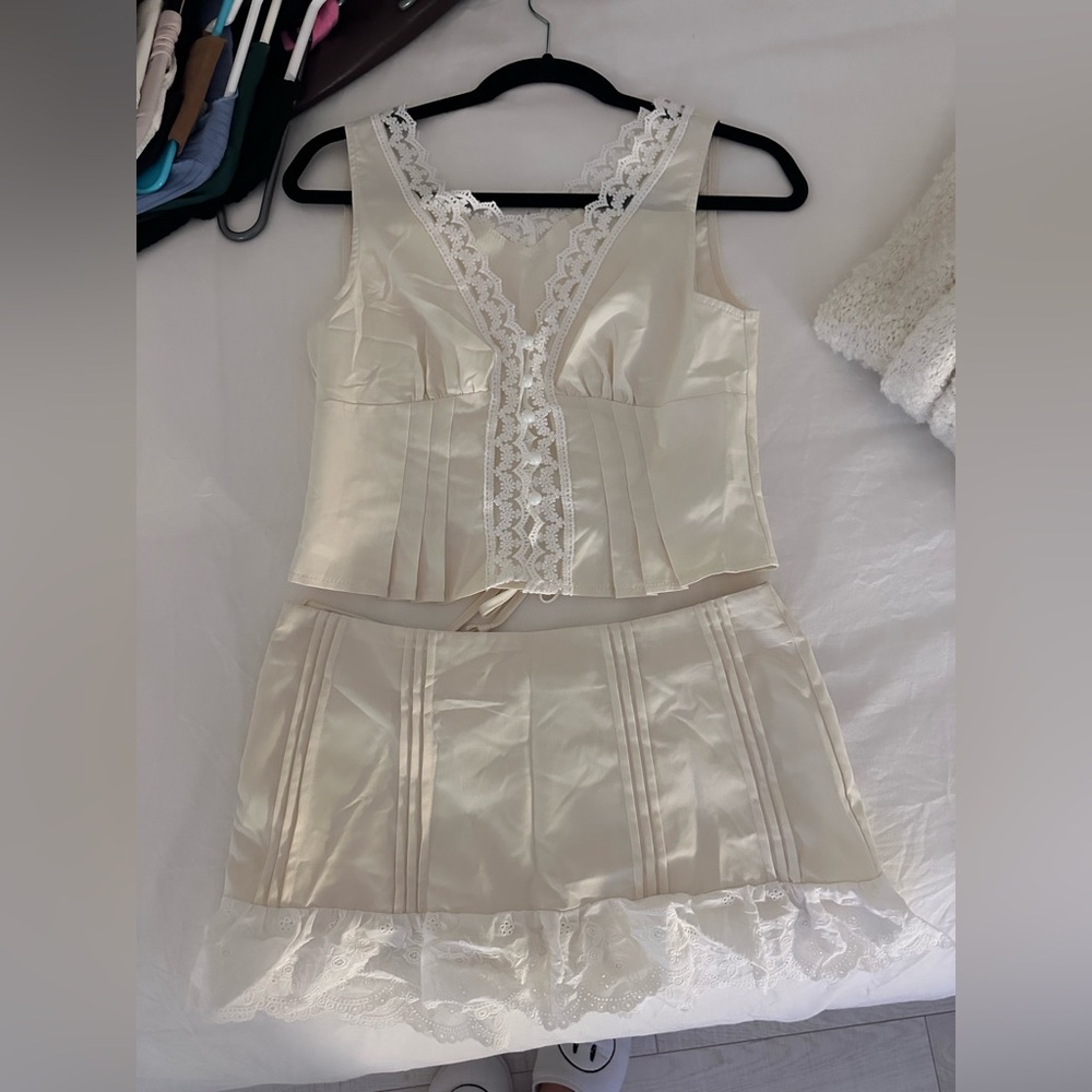Elegant Cream Lace Trim Set